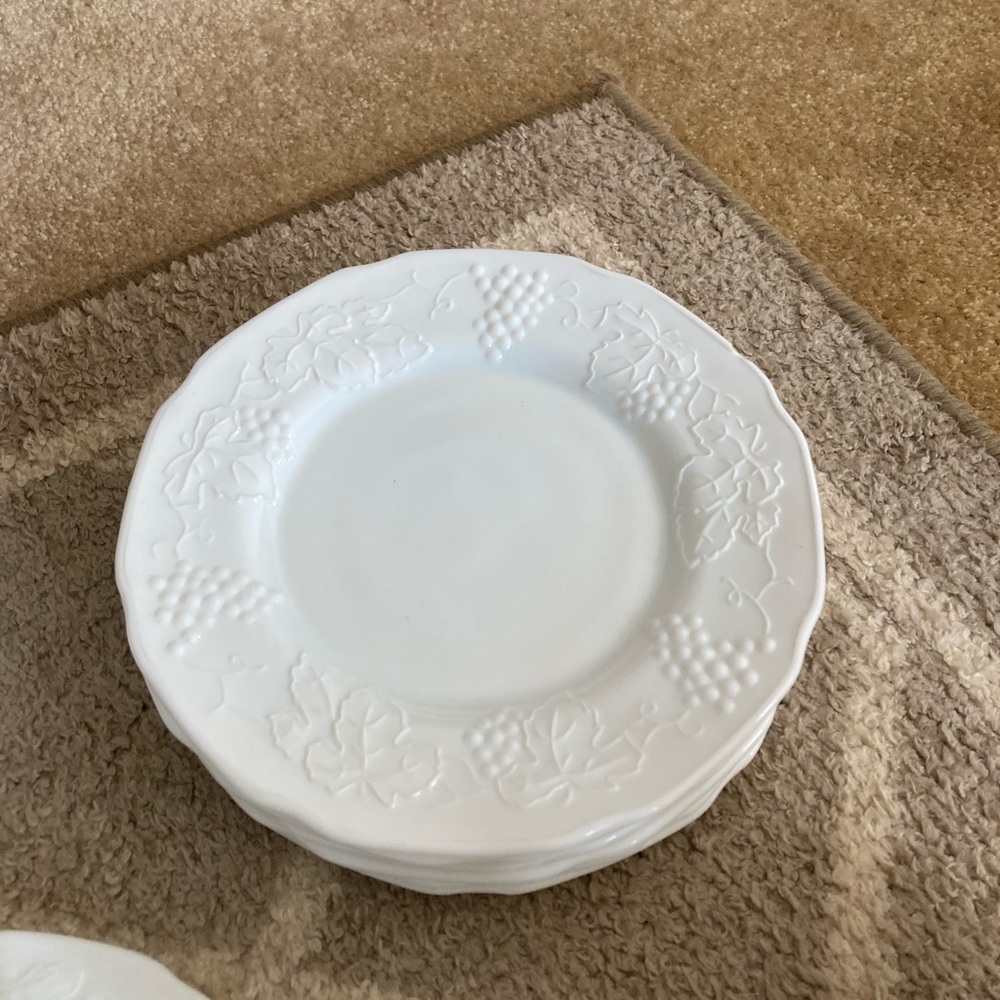 Sophisticated White Vintage Milk Glass Dinnerware Set - Picture 4 of 4